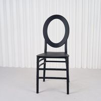 Chaise élégante en plastique avec dossier médaillon, structure robuste et protection UV pour location de cérémonies de mariage en extérieur