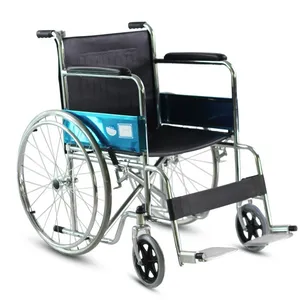 障害のある高齢者は高齢者用のハンドプッシュ車椅子を折りたたむことができます手動モビリティ車椅子