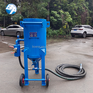 Tragbare Outdoor-Trockensandstrahlmaschine zur Rostentfernung mit 300L Tankkapazität und Fernbedienung - Product Image 3