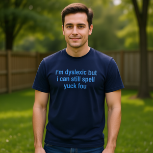 Camiseta Promocional Iónica con Meme Divertido para Papá: Disléxico, pero Sigo Poniendo las Palabras en Tercera Persona (Yuck Fou) - Product Image 3