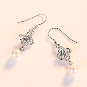 Pendientes colgantes de flor chapados en oro blanco Haln con circonita y perla de imitación para mujer, estilo clásico de boda - Product Image 5