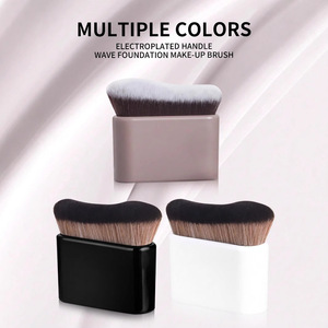 Pinceau de maquillage contour large couleur thé au lait, design en arc, <span class=keywords><strong>surface</strong></span> de contact utilisable comme brosse de nettoyage - Product Image 1