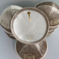 Kipá/Yarmulke de Terciopelo Judío Personalizada al por Mayor con Logotipo Bordado y Texto Hebreo Personalizado para Eventos de Bar Mitzvah y Bodas