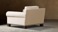 Fauteuil de salon de luxe moderne à silhouette généreuse, avec coussins moelleux et coutures soignées