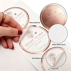 Autocollant rond en papier doré Atelier Flora, étiquette artistique, fleurs fraîches, emballage cadeau artisanal - Product Image 3