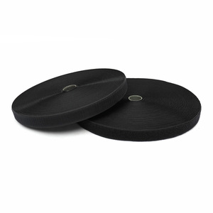 Das Klettverschlussband für Taschen ist schwarz, nicht klebrig und fusselfrei. - Product Image 1