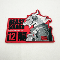 Badge en caoutchouc souple personnalisé en PVC 3D avec motif de logo complexe, à fixation auto-agrippante, vente en gros directe usine
