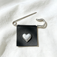 Broche en cuir PU écologique personnalisée avec logo, épingle en métal argenté en forme de cœur pour sacs, vêtements et accessoires de mode, vente en gros OEM