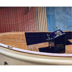 Bateau Sloep classique avec pont en teck de qualité supérieure et accents décoratifs, idéal pour les croisières de jour, les excursions de loisirs et les fêtes en port. - Product Image 2