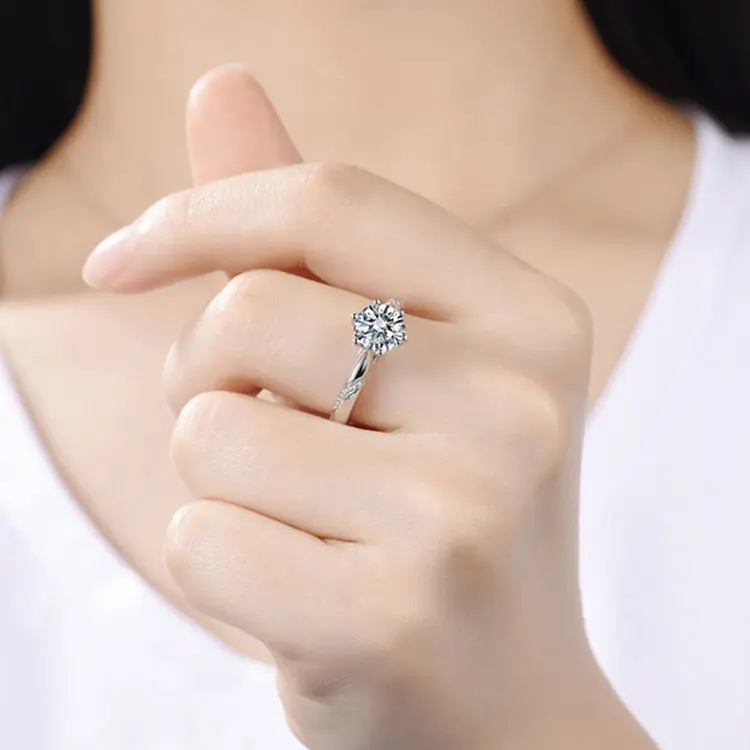 Модное женское обручальное кольцо с муассанитом из бриллиантов на заказ