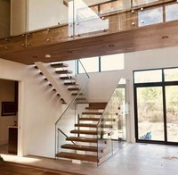 Moderne Innentreppe aus schwarzem Marmor mit strap azier fähigem, geradem Glas geländer aus Stahl für Villa oder Wohnung