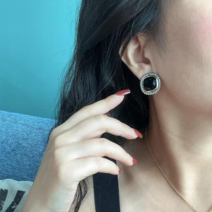 Orecchini a Perno Bicolore E4571 in Argento 925 Placcato Oro 18K con Onice e Montatura Geometrica per Uso Quotidiano Femminile - Product Image 4