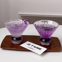 Bar-Coupes mit Lila Rundem Sockel, Dreieckig Gerippte Martini- und Margarita-Cocktailgläser für Zuhause und Büro, Kaffee-, Tee-, Saft-, Wasser- und Getränkebecher