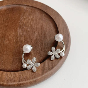 Orecchini a Perno e a Clip con Piccoli Fiori per Donne, Design Floreale Elegante, Accessori per Orecchie da Indossare Quotidianamente - Product Image 3
