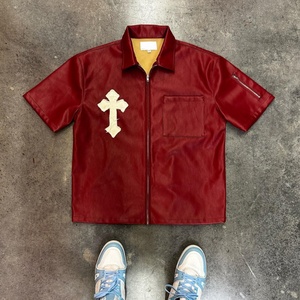 เสื้อแจ็คเก็ตหนังแฟชั่นคุณภาพสูงสำหรับผู้ชาย สไตล์สตรีทแวร์ ซิป ปก PU ปักโลโก้แบบกำหนดเอง แขนสั้น - Product Image 3