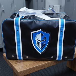 Grand sac de sport en bâche noire, résistant et imperméable, avec sangles blanches et bleues et logo personnalisé - Product Image 1
