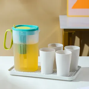 Yaz sıcak satış 1550ml PP soğuk su filtresi sürahi seti bardak ve tepsi meyve çayı süzgeç ölçekli plastik sürahi demlik ile