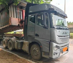 Camión Usado Casi Nuevo <span class=keywords><strong>2023</strong></span>, JAC Transworld Q7 6x4, Camión Tractor Clase 560, Tractor de Servicio Pesado Euro 6 en Venta - Product Image 3