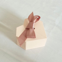 Luxuriöse Herzförmige Papier-Geschenkbox Staubiges Rosa Band-Dekor Kleine Geschenkbox für Valentinstag Süßigkeiten Präsente