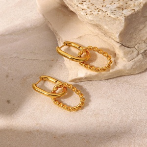 Pendientes de Acero Inoxidable en Forma de U, Doble Aro, Chapados en Oro, con Diseño de Cuerda Trenzada - Product Image 4