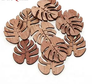 Decorative accessories decorated with solid wood in the shape of mini wooden Maple Leafs the hottest decorations of 2023