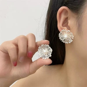 Estilo francés mujer moda Casual joyería exagerada redonda Metal flor perla Stud aro pendiente - Product Image 3