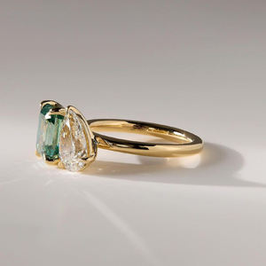 خاتم خطوبة مخصص من الذهب عيار 14 قيراط مطلي بالذهب مع حجر الزمرد الأخضر على شكل كمثرى وحجر الماس المزدوج، خاتم تو آي موي من الموسانيت للنساء - Product Image 4