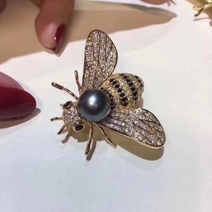 Broche fine en perles Little Bee Direct Sales avec motif de fleur de poitrine créatif, style européen américain, faite à la main pour femmes - Product Image 3