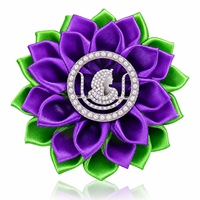 Broche Fleurie Délicate pour Femme, Motif Fille d'Isis, Ornée de Perles et d'un Logo Symbole, Tons Violet et Vert, Vente en Gros