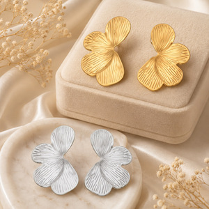 Boucles d'oreilles en acier inoxydable plaqué or en forme de feuille de Ginkgo, bijoux élégants en forme de feuille florale pour femmes - Product Image 3