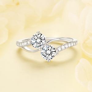 Anillo de Plata de Ley 925 Estilo Hip Hop Vintage con Cruz Lateral, Circonita Cúbica AAAA y Engaste Pavé - Product Image 3