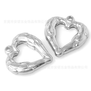 จี้รูปหัวใจสแตนเลสดีไซน์แบบกลวงสำหรับทำเครื่องประดับ DIY ชุด 6 ชิ้น - Product Image 5
