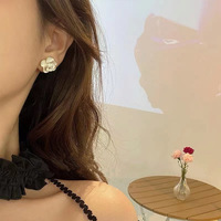 Anting Mutiara tiga dimensi Camellia, anting-anting elegan Retro perhiasan telinga wanita