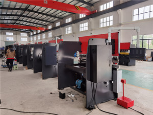 Amada-ماكينة ثني الفرامل ، من نوع amada, آلة ثني الصفائح المعدنية التي تتحرك بأشواط سفلية - Product Image 2