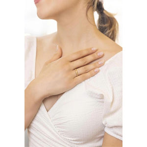 Anillo de Oro de 14 Quilates con Incrustaciones de Diamantes (3598) Superficie Brillante con Engaste Invisible Moderno y Elegante con Baño de Oro de 18K - Product Image 2