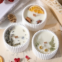 Nouvelles bougies d'aromathérapie 2026 en pot de plâtre côtelé avec décor de fleurs séchées, bougie en cire végétale naturelle avec mèche en bois pour la décoration