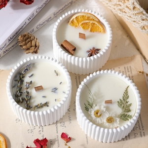 Nouvelles bougies d'aromathérapie 2026 en pot de plâtre côtelé avec décor de fleurs séchées, bougie en cire végétale naturelle avec mèche en bois pour la décoration - Product Image 3