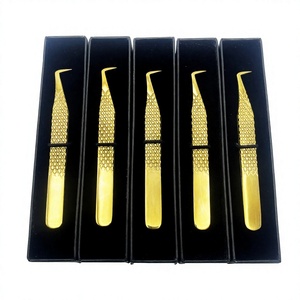 Pince à épiler pour extensions de cils à 90 degrés, en acier inoxydable et plaqué or, avec emballage en boîte noire - Product Image 1