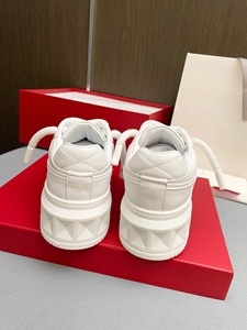 รองเท้าลำลองคู่รักสุดหรูคุณภาพสูง ผลิตจากรองเท้าลำลองแฟชั่นสำหรับผู้ชายและผู้หญิงคุณภาพสูง - Product Image 2