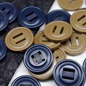 28Mm Chất Lượng Cao Màu Xanh Lá Cây Kaki Màu Xanh Tròn 2-Lỗ Nhựa Nhựa Quần Áo Nút Hình Chữ Nhật Mô Hình Thân Thiện Với Môi Vải Nút - Product Image 4