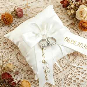 Almohada de satén blanca personalizada para el anillo de boda, elegante soporte para anillos, recuerdo de ceremonia de matrimonio y compromiso - Product Image 1