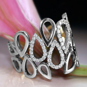 Anello da Donna con Design a Goccia Cava - Product Image 1