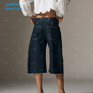 Jeans décontractés personnalisés pour femmes, longueur mi-genou, coupe droite, écologiques, bleu clair, taille boutonnée, en tissu denim, vente en gros de vêtements - Product Image 5