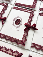 Libro de Votos Matrimoniales Romántico Vintage con Encaje Borgoña, Tarjetas Personalizadas con Monograma y Sello de Cera, Folleto de Votos con Borde Decorativo, Invitaciones de Boda