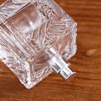 Bouteille en verre de luxe 100 ml carrée avec pulvérisateur et capuchon – Stock disponible