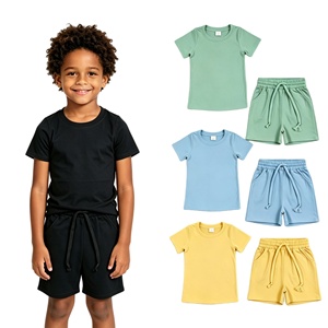 เสื้อยืดแขนสั้นสีดำล้วนสำหรับเด็กผู้ชายตัวเล็กและกางเกงขาสั้นเอวยางยืดใส่สบายสำหรับเล่นทุกวัน มีสินค้าในสต็อก - Product Image 1
