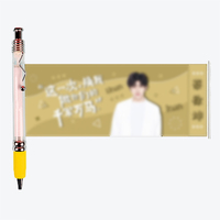 Stylo publicitaire rétractable personnalisé à pointe fine, avec bannière déroulante et toucher doux, idéal pour les articles promotionnels et les cadeaux pour fans