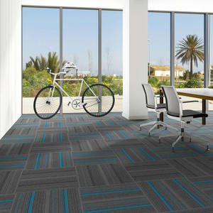 Dalles de moquette modulaires rectangulaires 50 x 50 en polypropylène, à poils ras, modernes, élégantes, gris clair, pour réceptions commerciales - Product Image 2