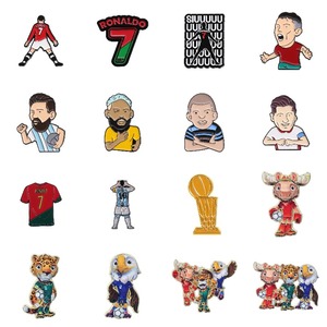 Spilla smaltata 2026 per tifosi di calcio, distintivo da bavero, gioiello da collezione, regalo per <span class=keywords><strong>amici</strong></span> - Product Image 1