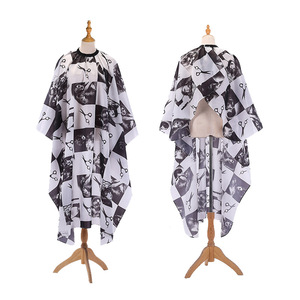 Cape de coiffure Wanmei résistante à l'eau noire pour barbiers et stylistes - Product Image 1